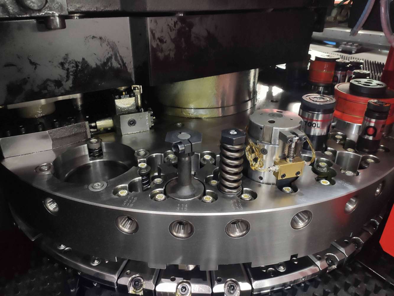 D工位轉塔攻絲模具