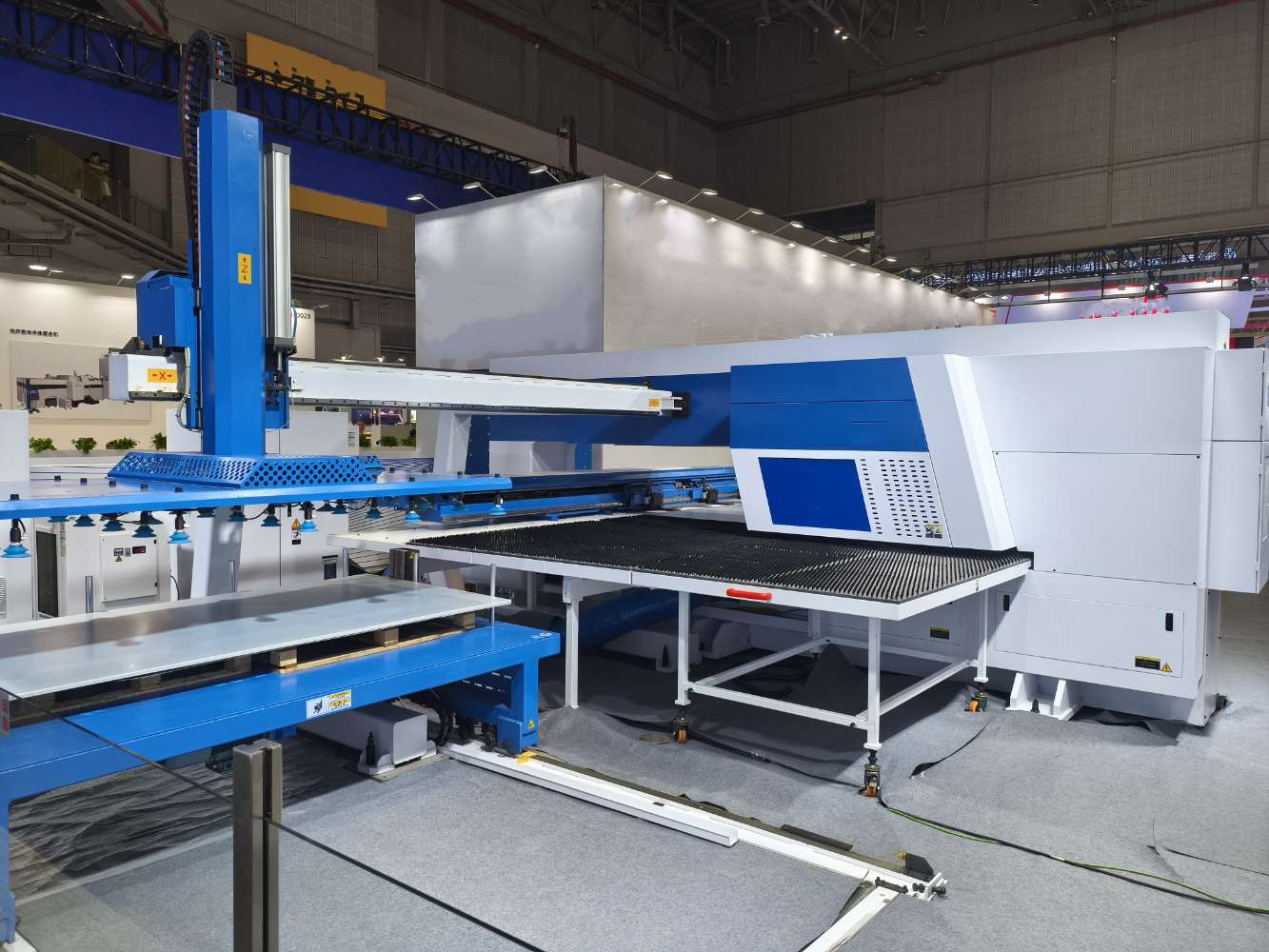 旋轉(zhuǎn)工位攻絲模具